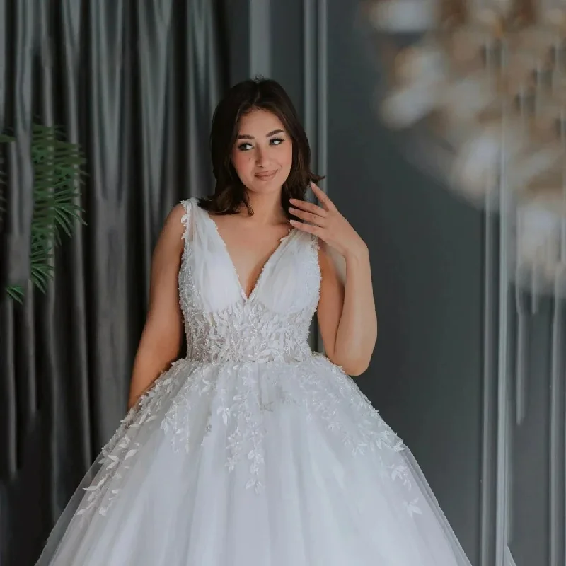 Trendy Boutiques Online Plus Size Wedding Dress For Woman A-Line V-Neck Sleeveless Lace Applique Open Back Beach Bride Gown Ball Gown Vestid Custom