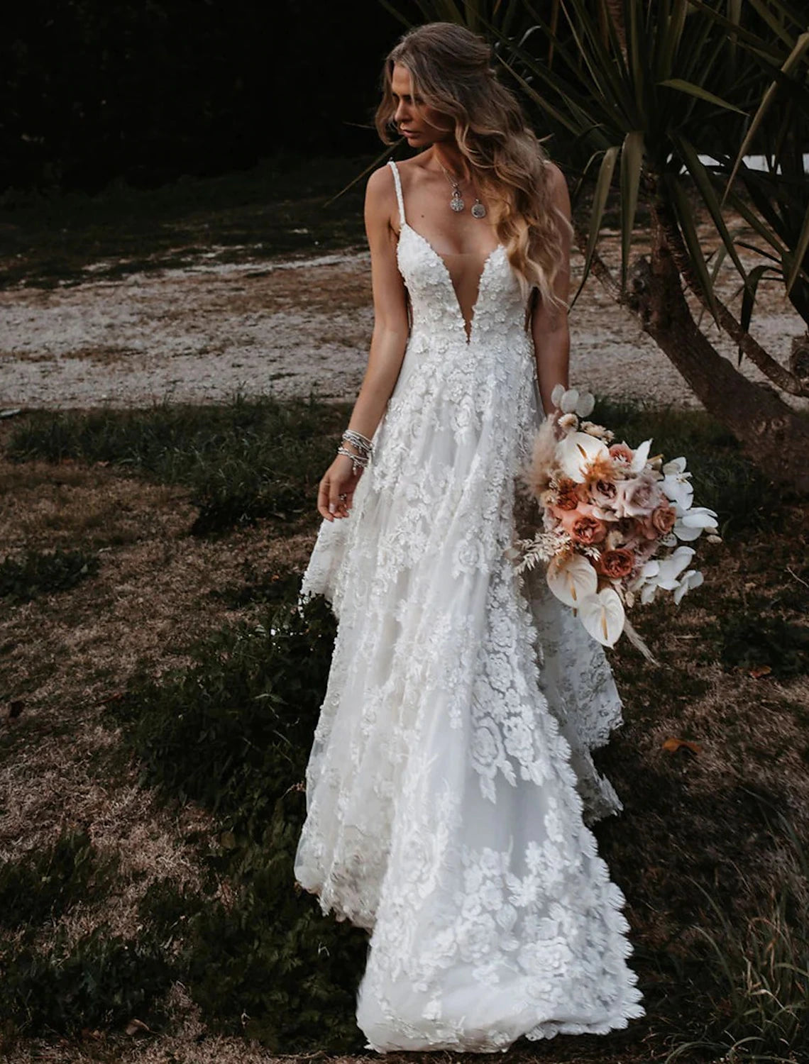 Casual Yet Stylish Separates Beach Sexy Boho Wedding Dresses A-Line Sweetheart Camisole Spaghetti Strap Court Train Lace Outdoor Bridal Gowns With Appliques Split Front