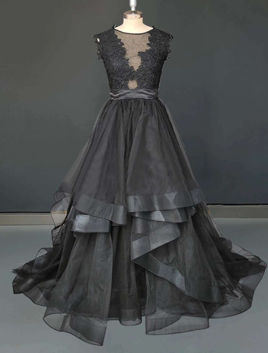 Huge Price Cut Engagement Gothic Black Wedding Dresses Formal Fall A-Line Illusion Neck Sleeveless Sweep / Brush Train Lace Bridal Gowns With Appliques Cascading Ruffles Summer Halloween Wedding Party