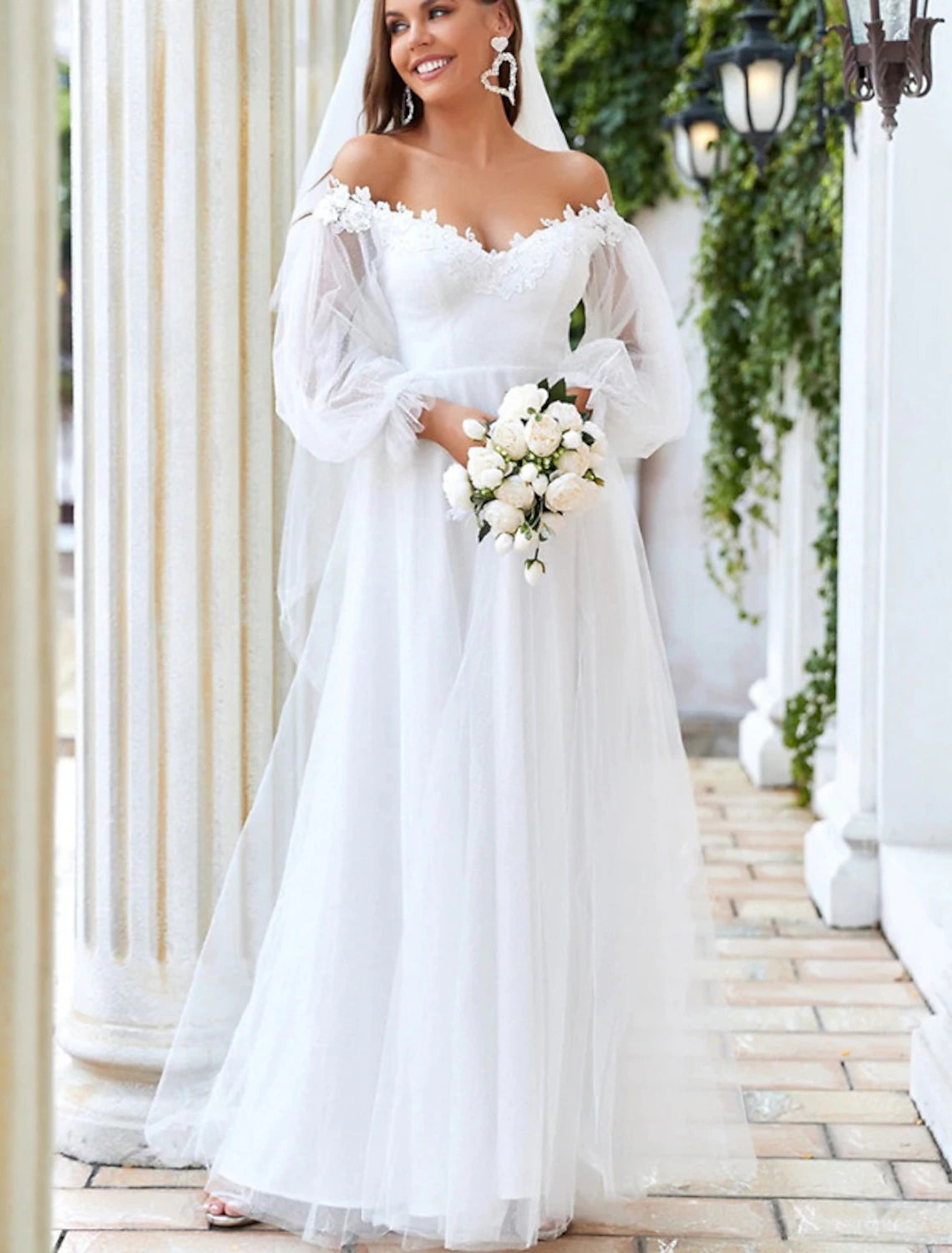 Trendy Aesthetics Beach Wedding Dresses A-Line Off Shoulder Long Sleeve Floor Length Tulle Bridal Gowns With Lace Insert Appliques